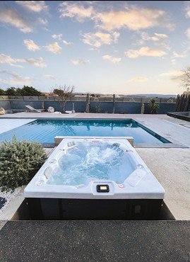 Spas rigides, bains à remous Piscines Ibiza pour la détente et la relaxation à la maison, de 2 places, 3 places, 4 places, 5 places, 6 places et 7 places.
