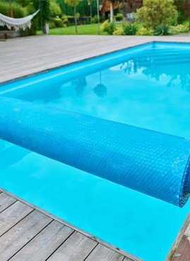 Bâches à bulles, bâches à barres et couvertures pour couvrir, protéger, entretenir et équiper sa piscine.
