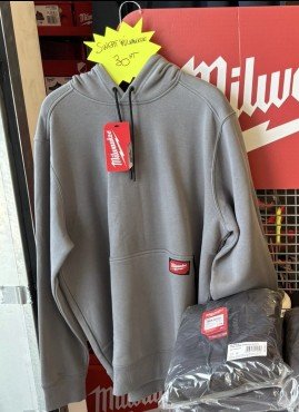 Coutures aux épaules réduisant les déchirures
Manches longues avec poignets en bord côtes
Sweat Milwaukee conçu dans un tissu respirant et qui offre une bonne mobilité pour une meilleure aisance de mouvement