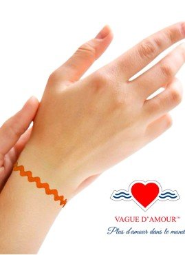 Un bracelet confectionnait à la main à Perpignan, symbolisant un amour responsable grâce à sa fabrication éthique, son design en vague et les vœux partagés lors de sa mise au poignet.