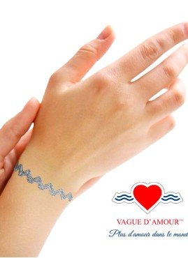 Un bracelet confectionnait à la main à Perpignan, symbolisant un amour responsable grâce à sa fabrication éthique, son design en vague et les vœux partagés lors de sa mise au poignet.