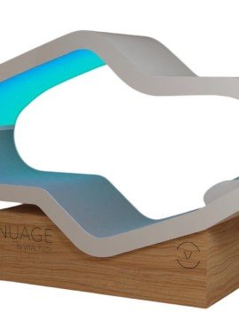 La séance de Nuage, de 15 à 30 minutes, combine infrarouge long, chromathérapie et musique acoustique vibrante pour offrir un moment immersif profondément relaxant, pensé pour favoriser le lâcher-prise et la détente du corps comme de l’esprit.
