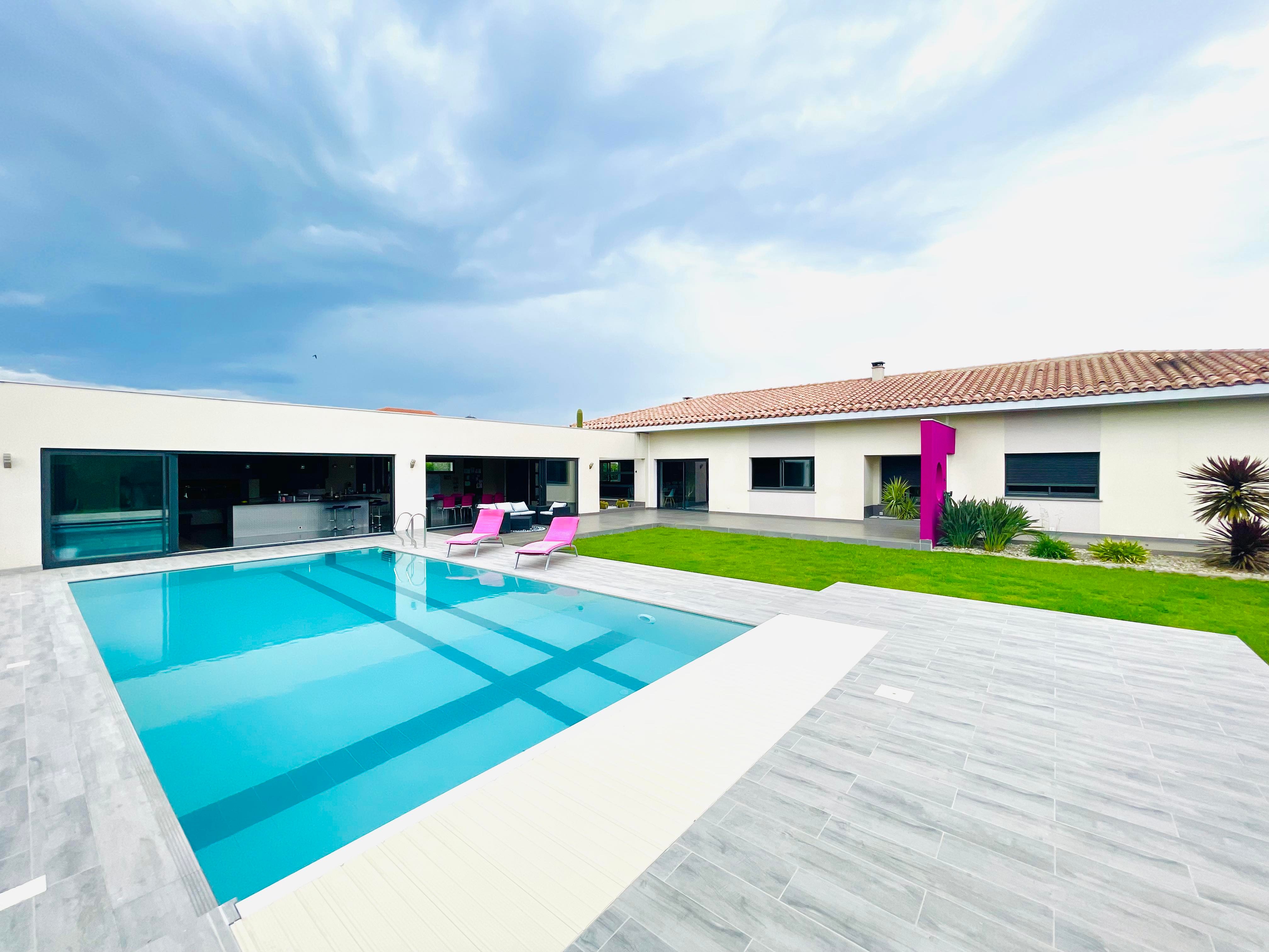 Superbe villa d'architecte plain pied de 220m2 habitables et 100m2 de cuisine d'été, 50m2 de garage, piscine 10x5, terrain de pétanque, SPA. Parcelle 1744m²