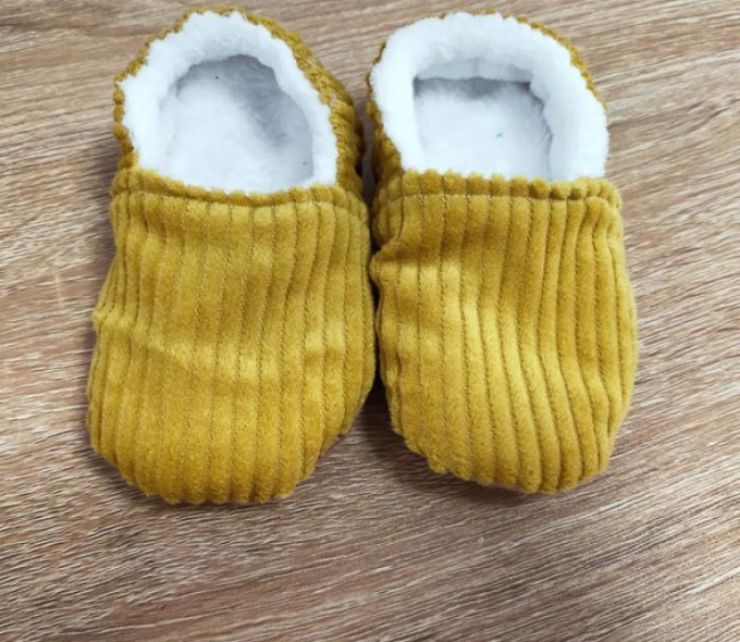 CHAUSSONS BEBE VERSION HIVER VELOUR COTELE MOUTARDE 