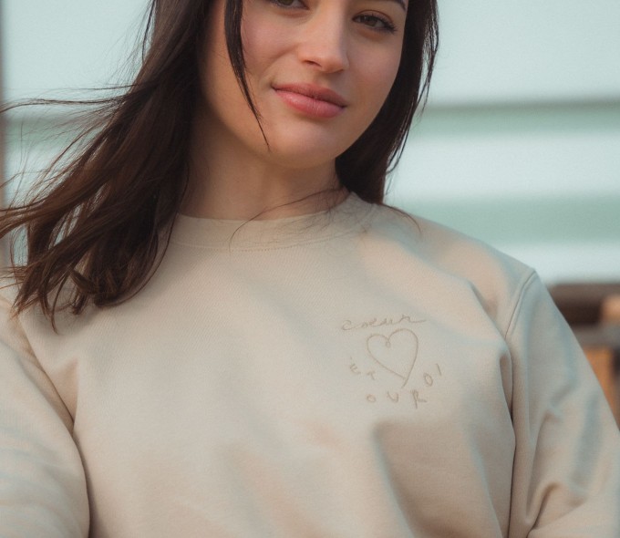 Sweat beige unisexe brodé ton sur ton