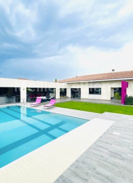 Venez découvrir cette sublime maison individuelle de 220m² à le soler !