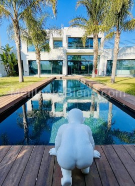 Venez découvrir, cette sublime et vaste villa d'architecte, située au Mas Llaro, disposant d'une piscine intérieure, une piscine extérieure et de nombreuses prestations haut de gamme ! 