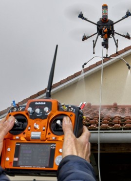 Nettoyage de toiture par drone.