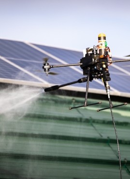 Nettoyage de panneaux solaires par drone.