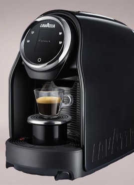 La Lavazza Firma Inovy est une machine à café élégante et performante, idéale pour les environnements professionnels. Avec son panneau intuitif, sa technologie avancée et sa capacité à préparer diverses boissons, elle offre une expérience café inégalée.