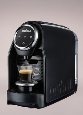 La Lavazza Firma Compact est une machine à café élégante et compacte, idéale pour les petits espaces. Son interface intuitive, sa technologie de capsules Lavazza et sa rapidité garantissent une expérience café de qualité supérieure en toute simplicité.
