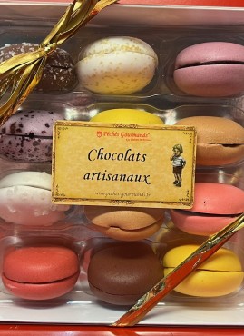 Macaron revisité tout chocolat. Accord Gianduja et de glace Royale. Parfums Assortis : Chocolat, Noisette, Citron, framboise, Violette, Crème Brulée, Fleur de Sel, Rose/Litchi, Myrtille, Noix de coco.